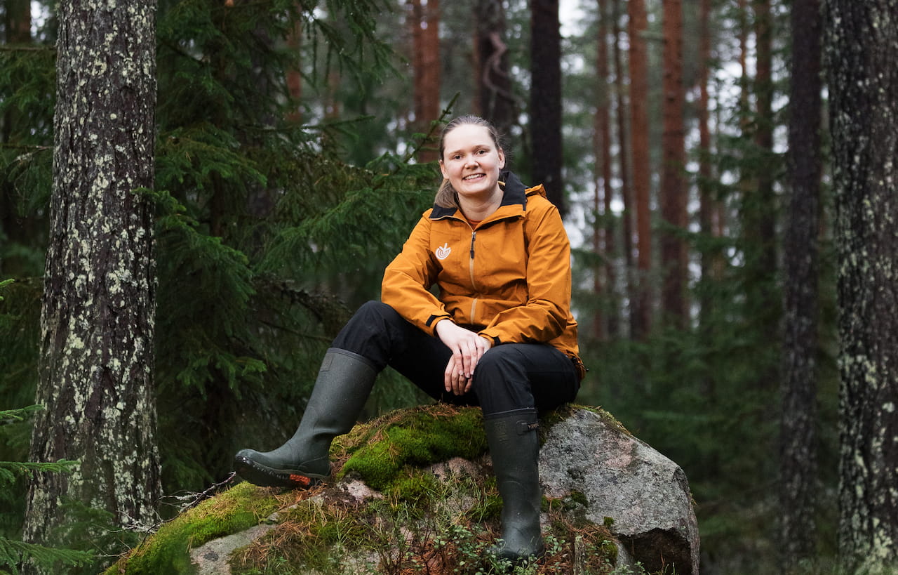 Sippolan alueen uusi metsäasiantuntija Anni Korhonen odottaa tapaamisia metsänomistajien kanssa